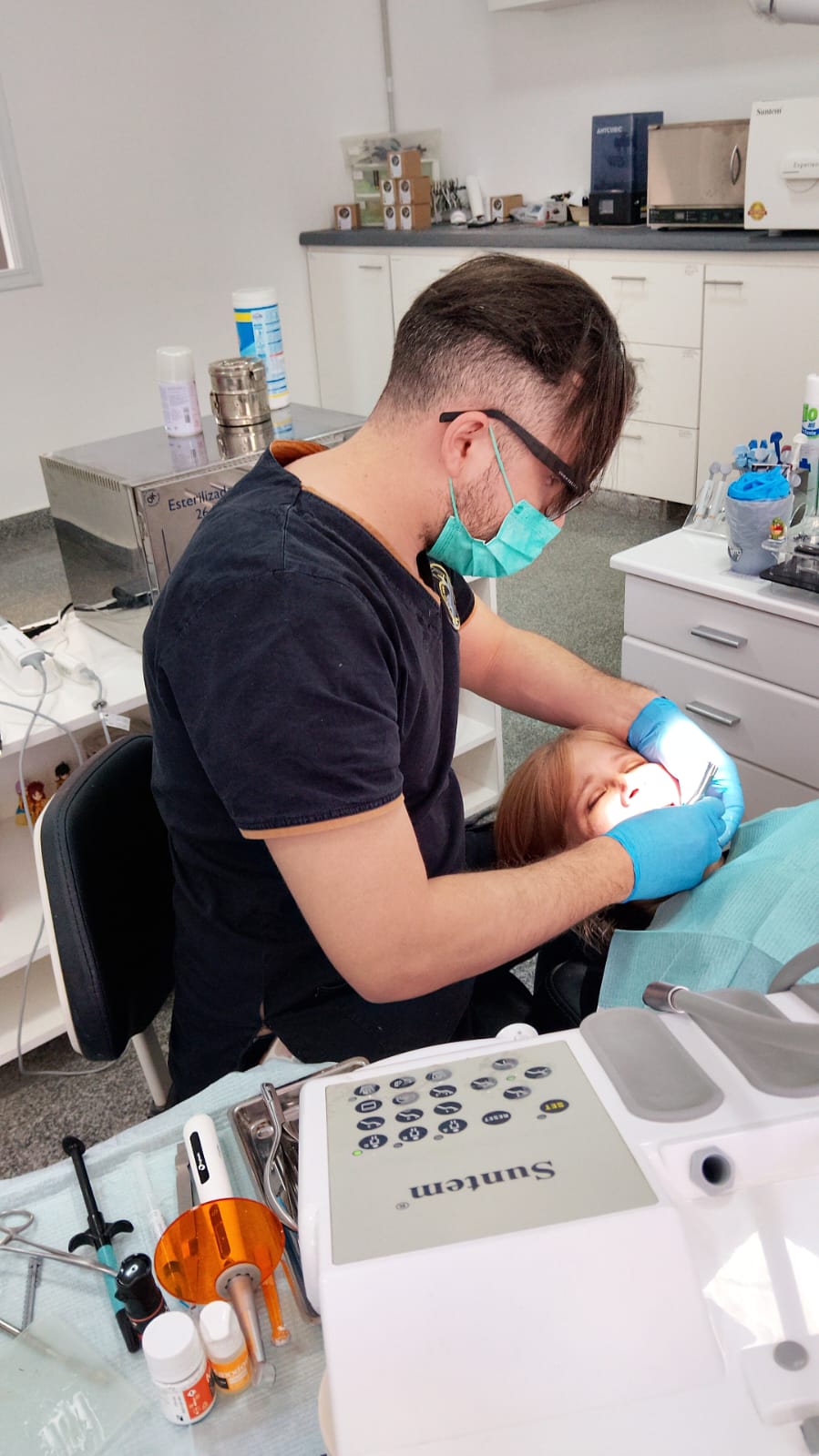 El Dr. Franco Xavier Alba atendiendo a una paciente en el consultorio